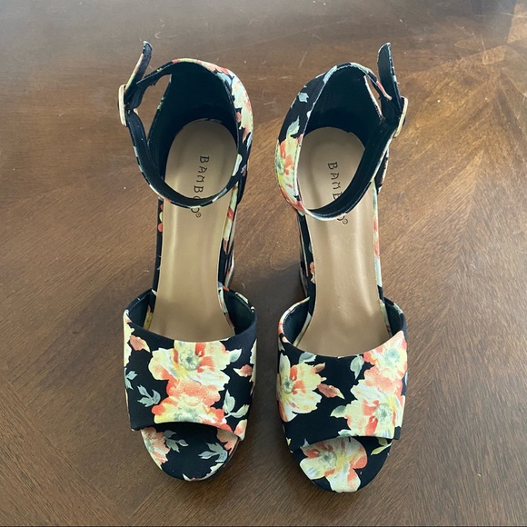 Bamboo Open Toe Floral Platform Wedge Sandals - Picture 4 of 7